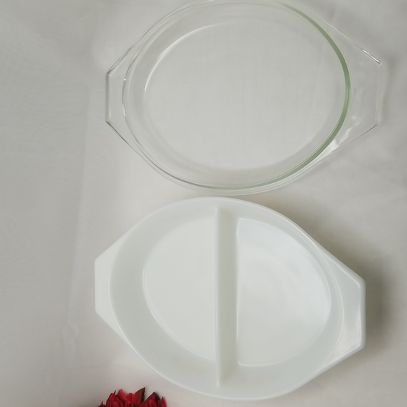 Pyrex Town & Country Divided Casserole Dish with Lid - Picture 3 of 16